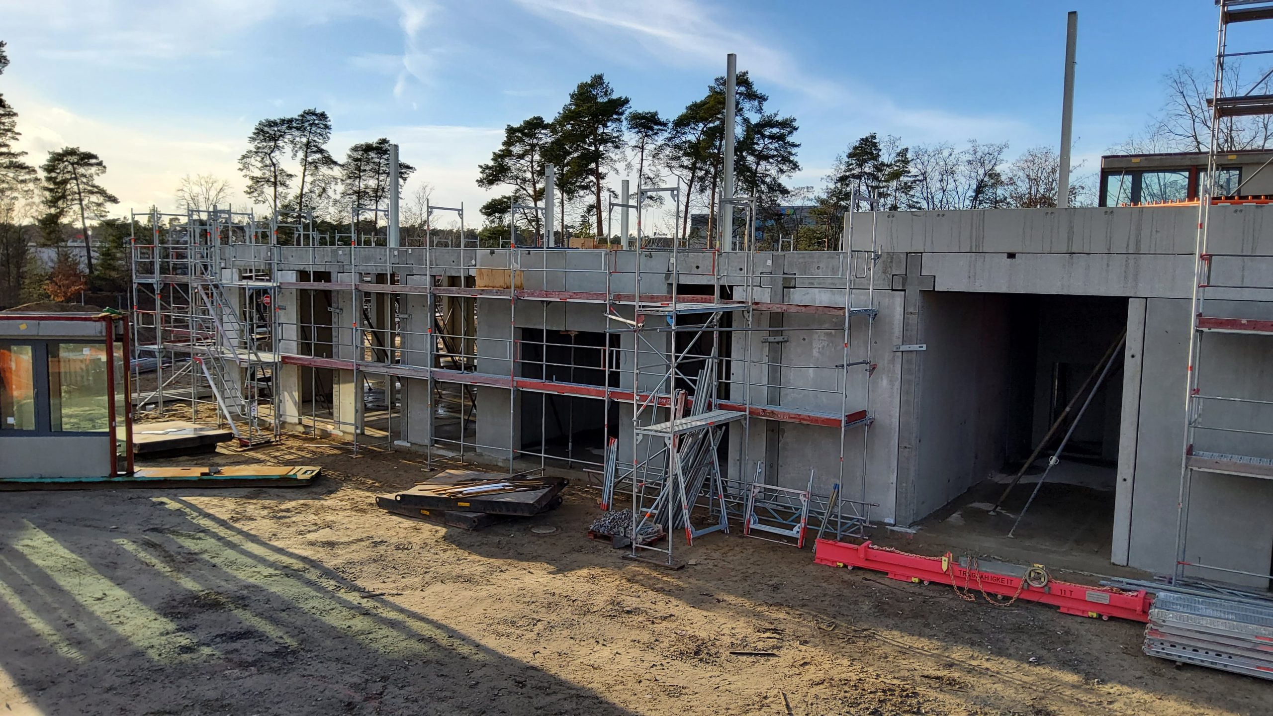 Rohbau eines Bürogebäudes mit Betonfertigteilen und Gerüst in Kleinmachnow