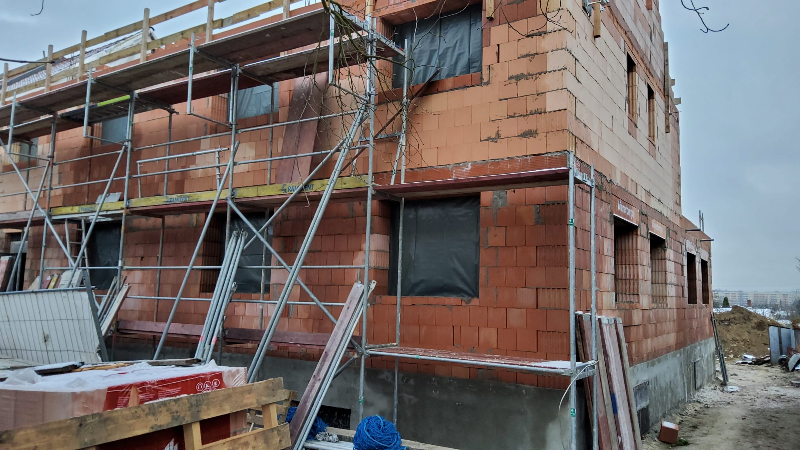 Rohbau der Kita Hohenschönhausen mit sichtbaren Ziegelwänden und Baugerüst während der Bauphase