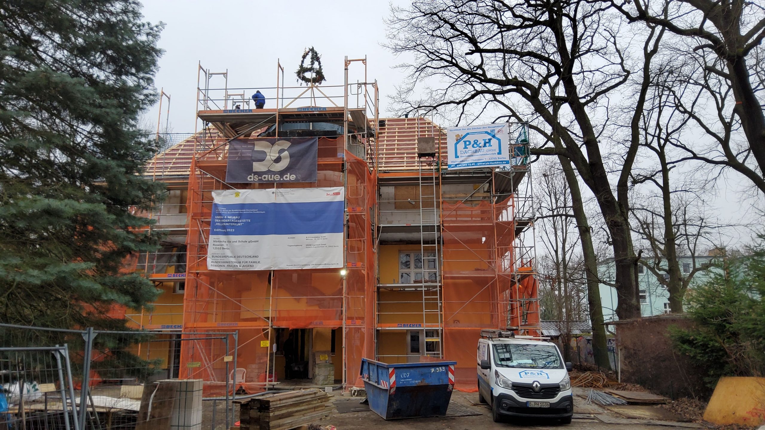 Richtfest an der Kita Villa Bunterkunt mit eingerüstetem Gebäude, Dachstuhl und Richtkranz – betreutes Bauprojekt in Berlin