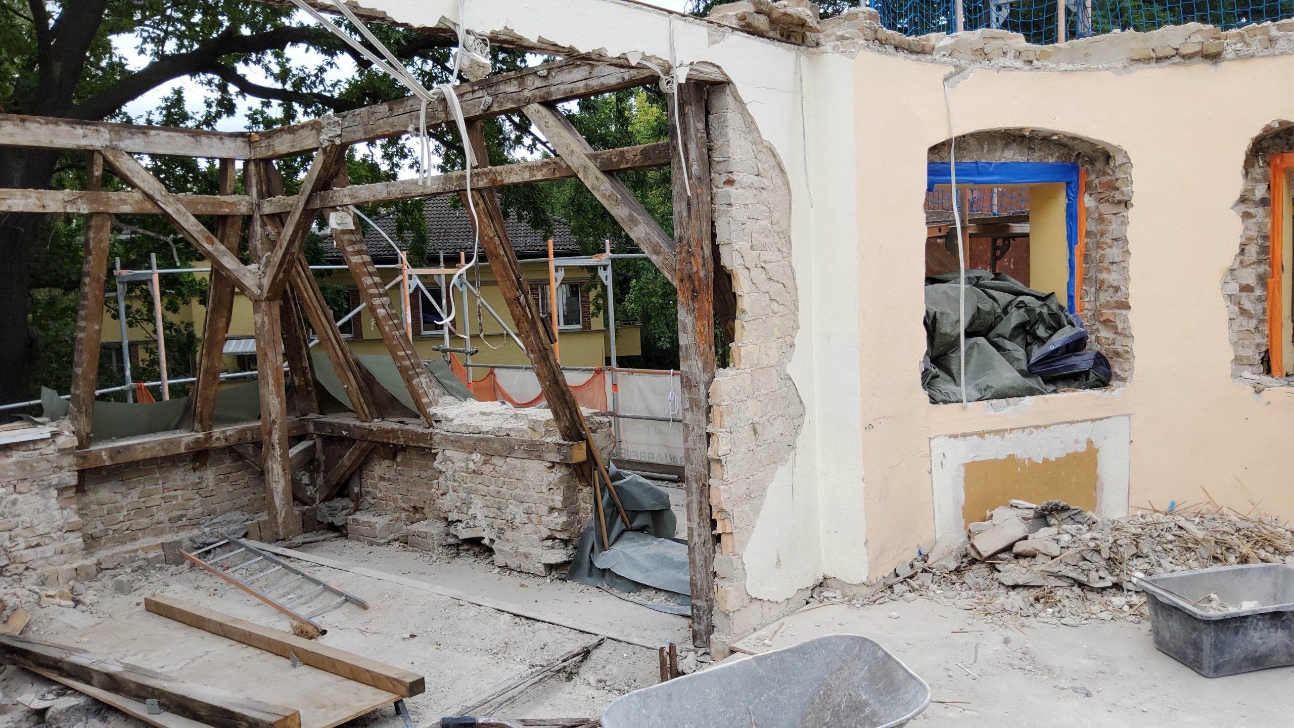 Teilabbruch und statische Sicherung eines historischen Fachwerkteils während der Sanierung der Kita Villa Bunterkunt – betreutes Bauprojekt