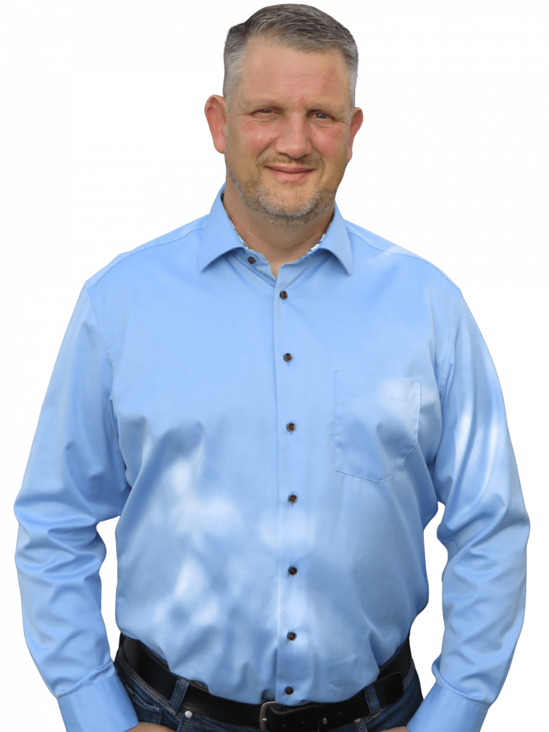 Marko Niehof, ein Mann mittleren Alters mit kurzen grauen Haaren und gepflegtem Bart, trägt ein hellblaues Hemd und blickt freundlich in die Kamera. Er steht vor einem neutralen, freigestellten Hintergrund.