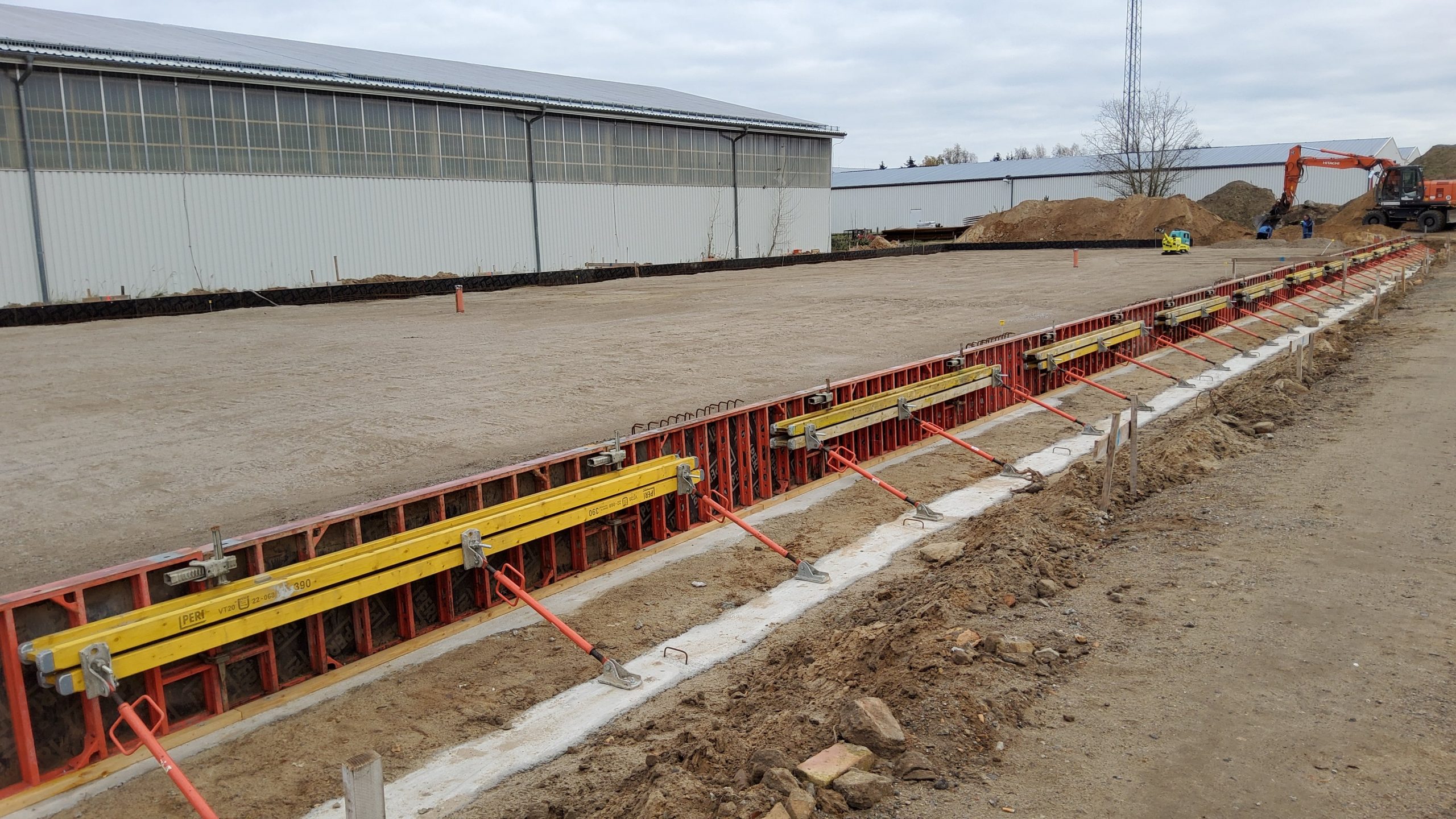 Fundamentarbeiten mit Schalungssystemen für den Neubau einer Lagerhalle – betreutes Gewerbebauprojekt im Erdbaustadium