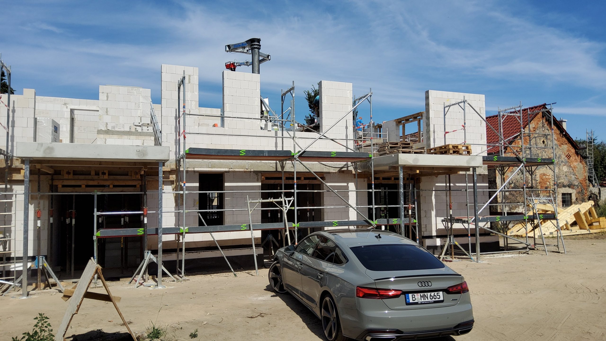 Baustelle eines betreuten Neubauprojekts mit Kalksandsteinmauerwerk, Gerüsten und Schalung – Mehrfamilienhaus mit sieben Wohneinheiten im Rohbau