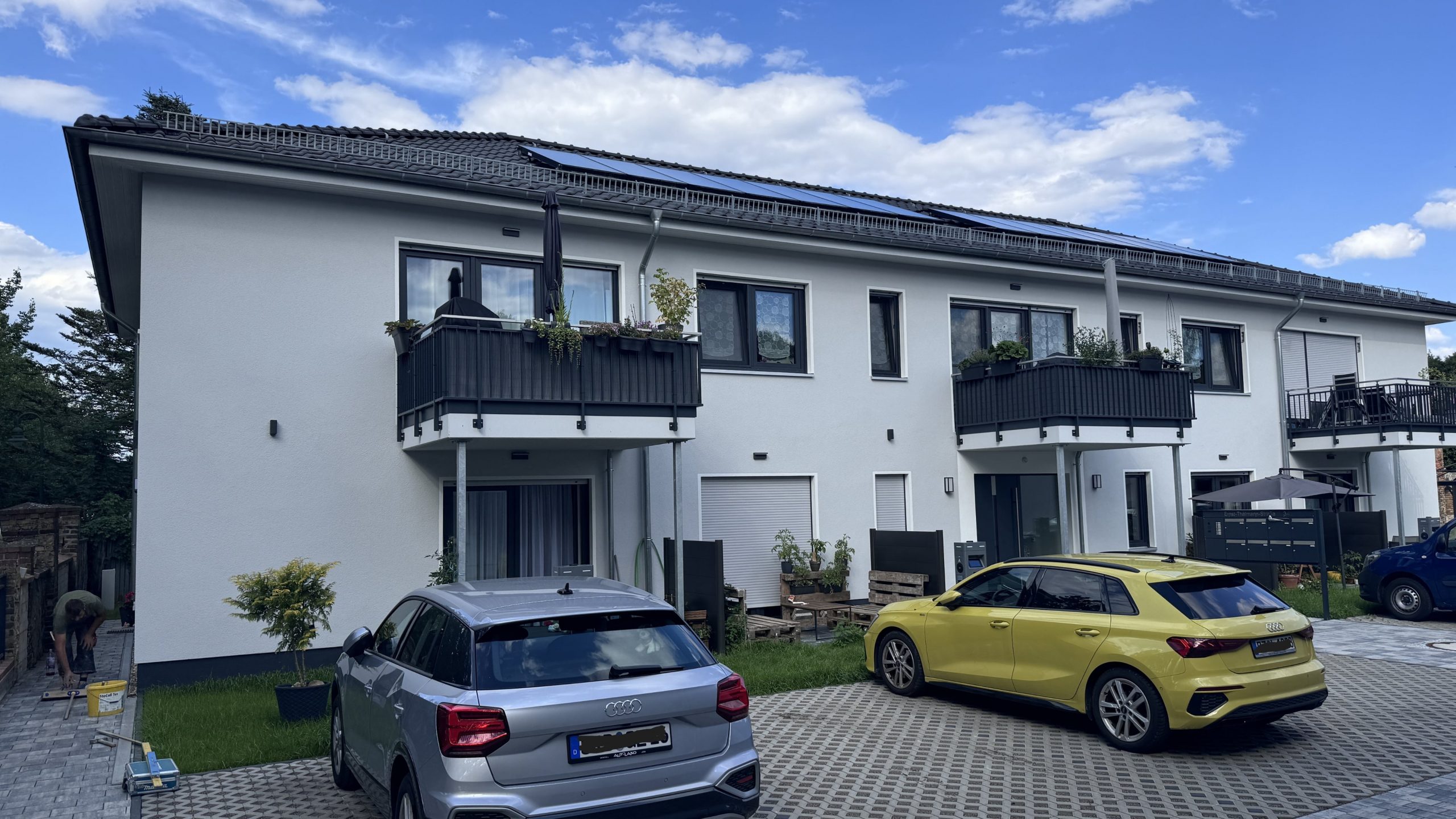 Fertiggestelltes Mehrfamilienhaus mit Balkonen, Stellplätzen und Solaranlage – betreutes Neubauprojekt mit sieben Wohneinheiten